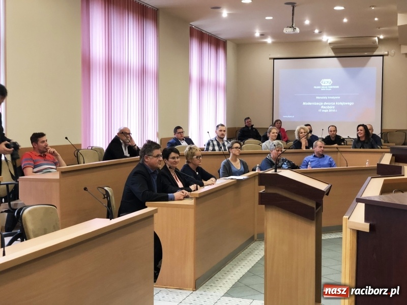 Zdjęcie w galerii na portalu naszraciborz.pl: Niewielka frekwencja, ankieta i praca w grupach. Ciąg dalszy rozmów o przyszłości raciborskiego dworca wiadomości z regionu