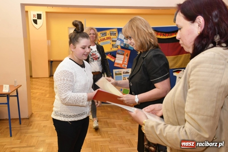 Zdjęcie w galerii na portalu naszraciborz.pl: XIII Wojewódzki Konkurs Językowy Der Globus w SP18 wiadomości z regionu