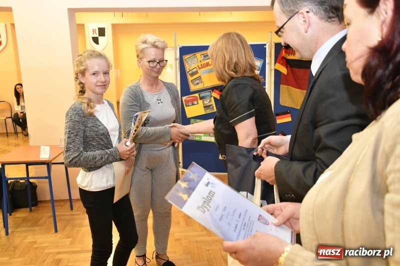 Zdjęcie w galerii na portalu naszraciborz.pl: XIII Wojewódzki Konkurs Językowy Der Globus w SP18 wiadomości z regionu
