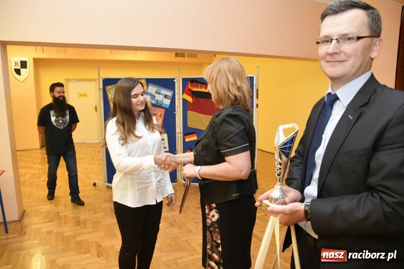 Zdjęcie w galerii na portalu naszraciborz.pl: XIII Wojewódzki Konkurs Językowy Der Globus w SP18 wiadomości z regionu