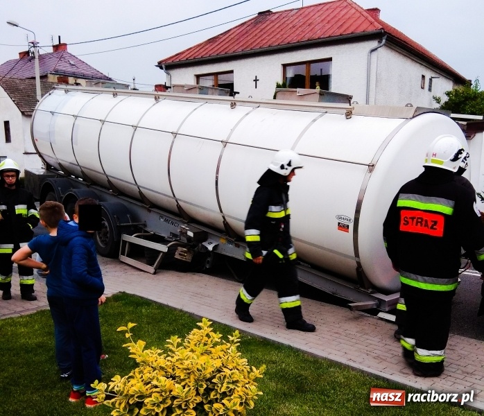 Zdjęcie w galerii na portalu naszraciborz.pl: W Pietrowicach Wielkich ciągnik zgubił cysternę wiadomości z regionu