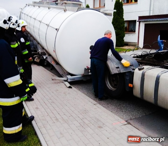 Zdjęcie w galerii na portalu naszraciborz.pl: W Pietrowicach Wielkich ciągnik zgubił cysternę wiadomości z regionu