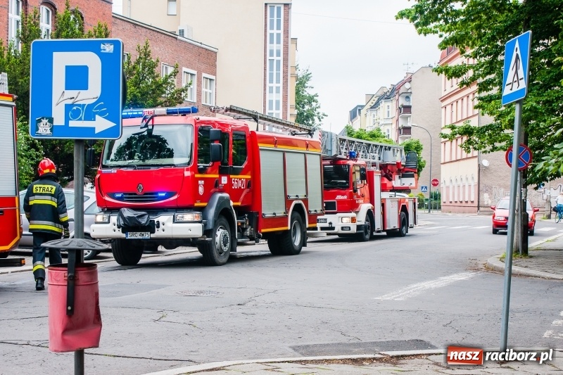 Zdjęcie w galerii na portalu naszraciborz.pl: Pożar śmieci w budynku starego szpitala wiadomości z regionu
