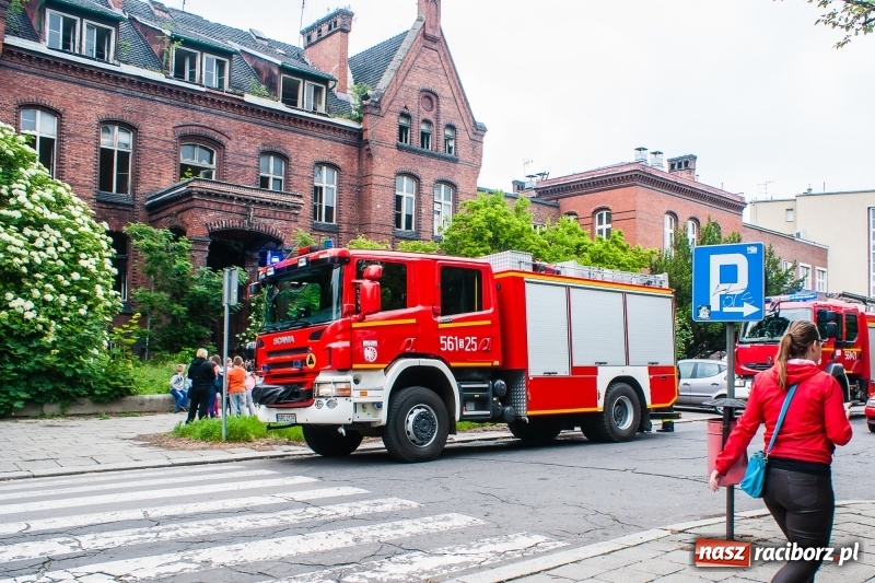 Zdjęcie w galerii na portalu naszraciborz.pl: Pożar śmieci w budynku starego szpitala wiadomości z regionu