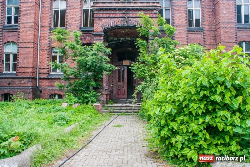 Zdjęcie w galerii na portalu naszraciborz.pl: Pożar śmieci w budynku starego szpitala wiadomości z regionu