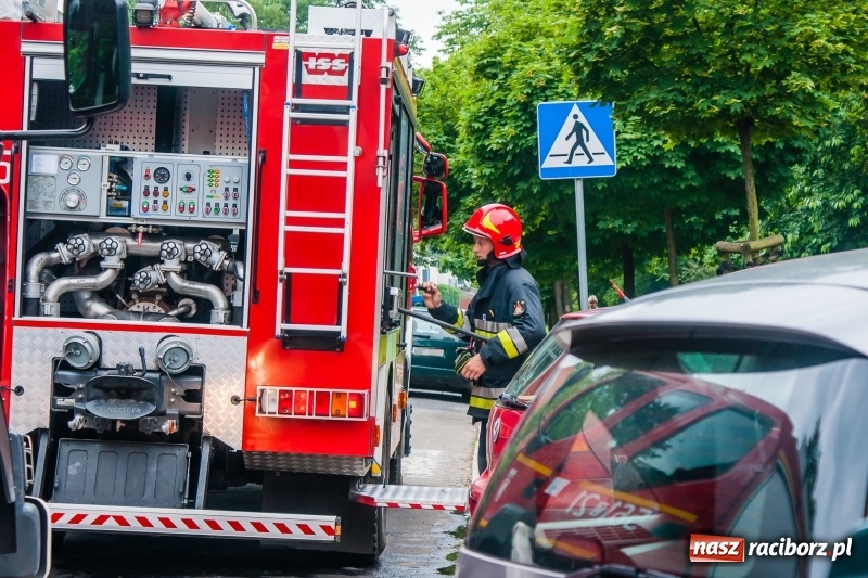 Zdjęcie w galerii na portalu naszraciborz.pl: Pożar śmieci w budynku starego szpitala wiadomości z regionu