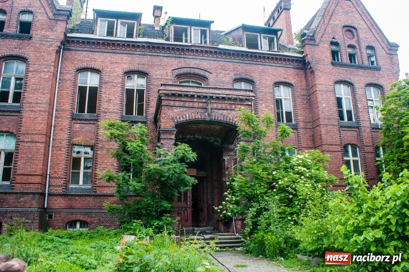 Zdjęcie w galerii na portalu naszraciborz.pl: Pożar śmieci w budynku starego szpitala wiadomości z regionu