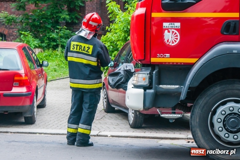 Zdjęcie w galerii na portalu naszraciborz.pl: Pożar śmieci w budynku starego szpitala wiadomości z regionu