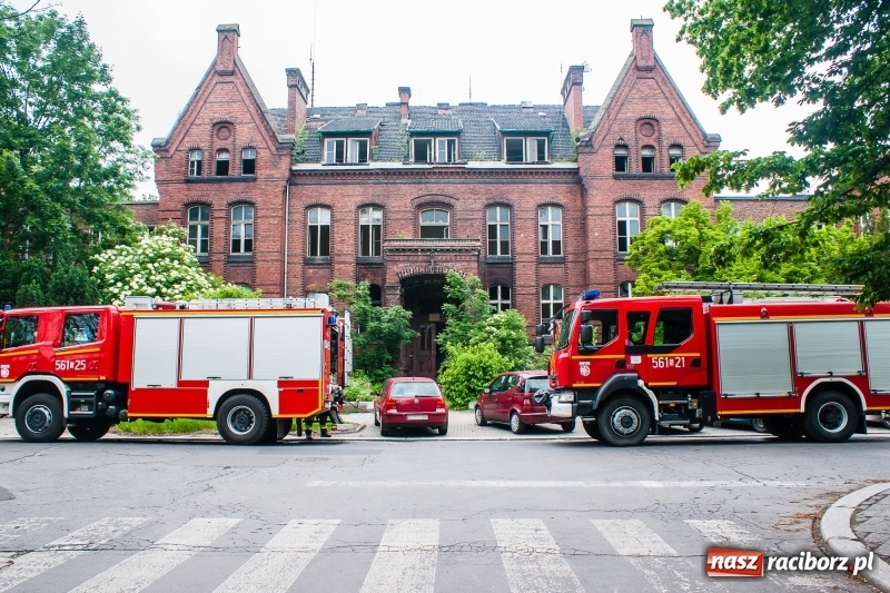 Zdjęcie w galerii na portalu naszraciborz.pl: Pożar śmieci w budynku starego szpitala wiadomości z regionu