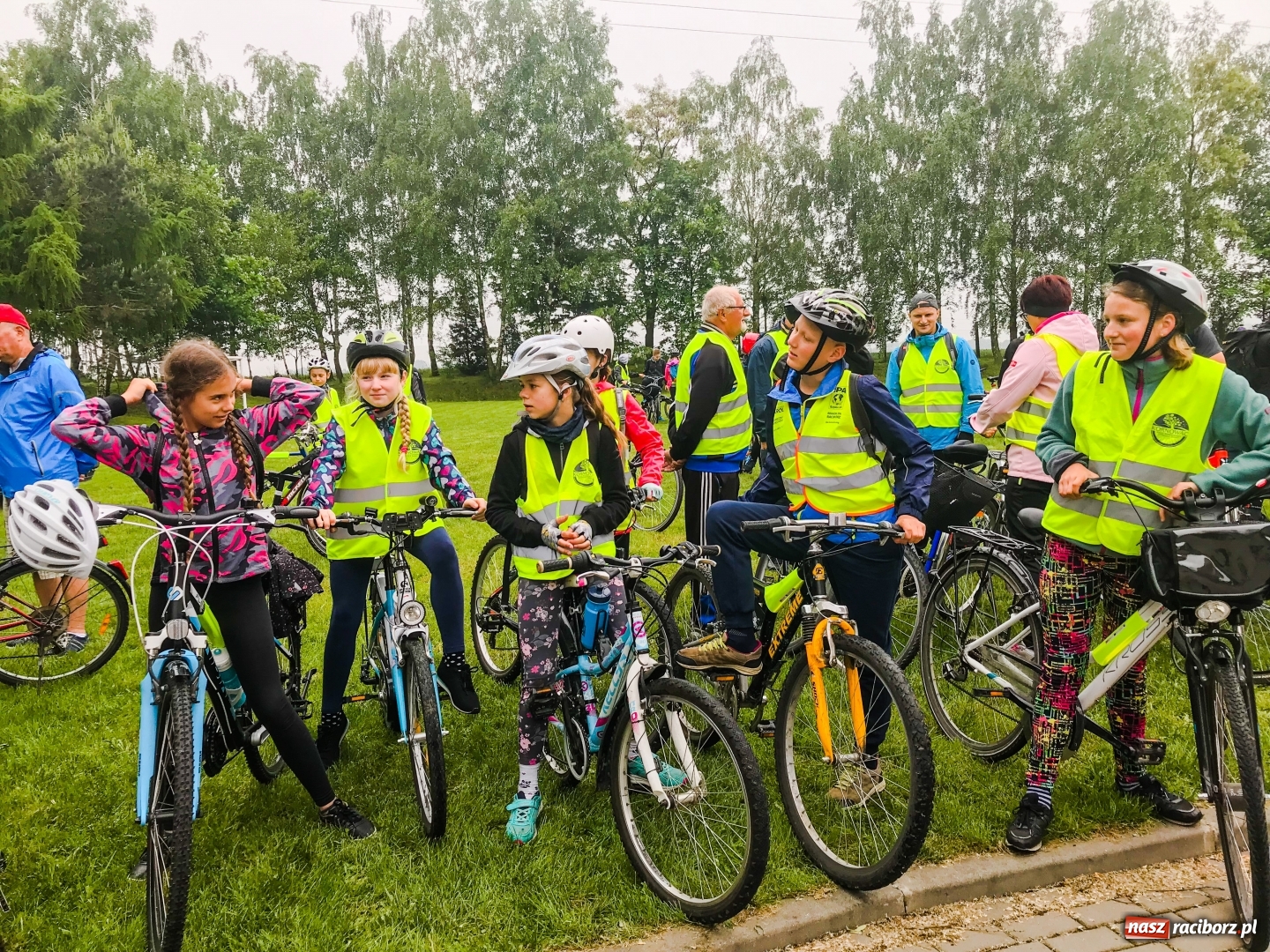 Zdjęcie w galerii na portalu naszraciborz.pl: Polacy i Czesi wspólnie wyruszyli na trasę rajdu po gminie Kornowac wiadomości z regionu