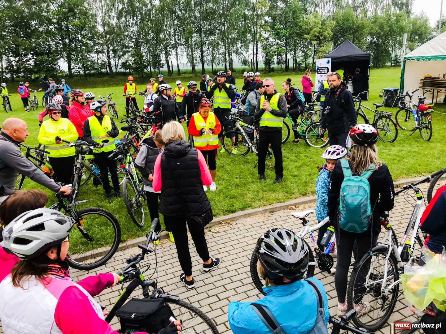 Zdjęcie w galerii na portalu naszraciborz.pl: Polacy i Czesi wspólnie wyruszyli na trasę rajdu po gminie Kornowac wiadomości z regionu