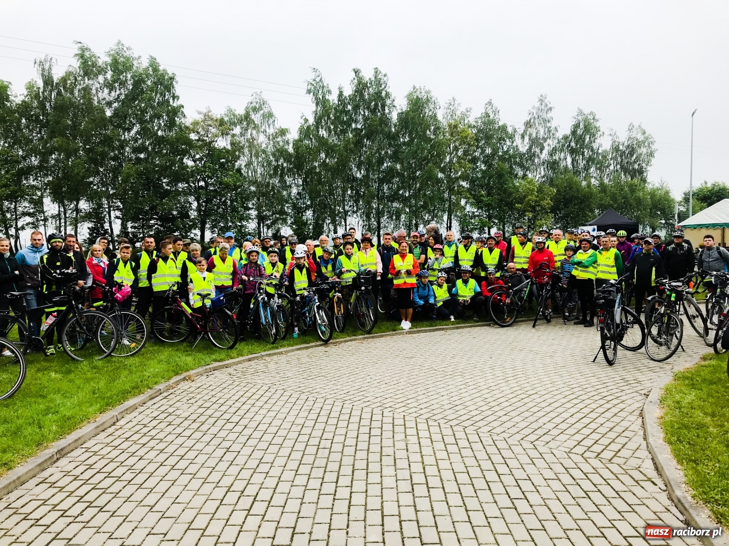 Zdjęcie w galerii na portalu naszraciborz.pl: Polacy i Czesi wspólnie wyruszyli na trasę rajdu po gminie Kornowac wiadomości z regionu