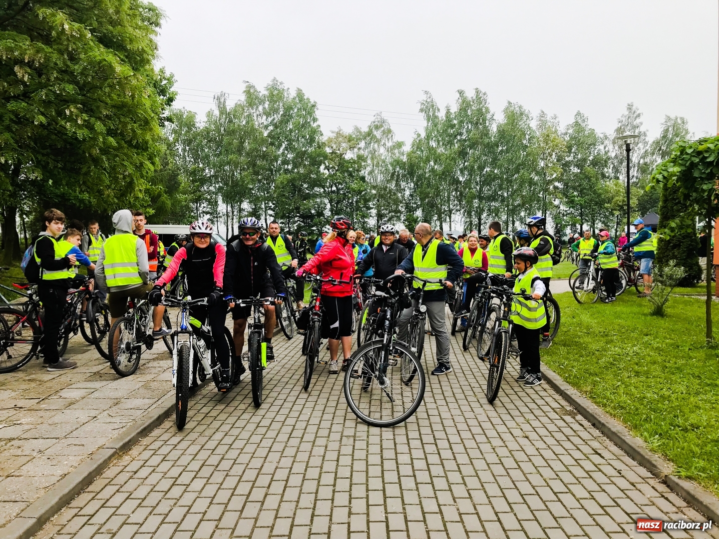 Zdjęcie w galerii na portalu naszraciborz.pl: Polacy i Czesi wspólnie wyruszyli na trasę rajdu po gminie Kornowac wiadomości z regionu
