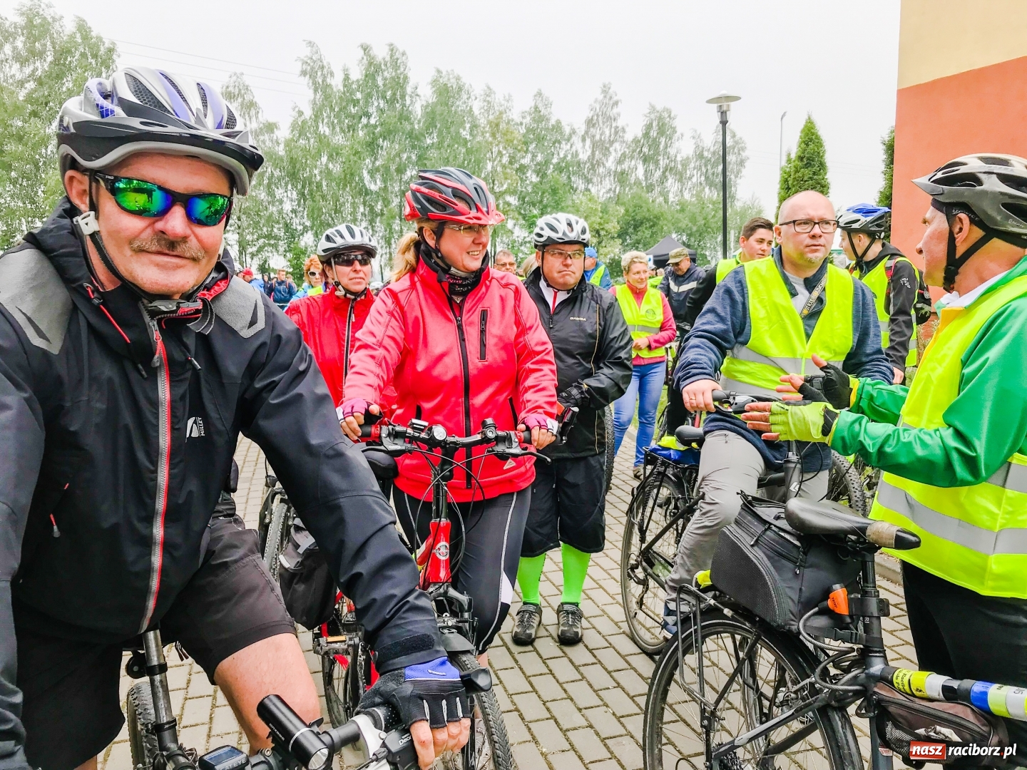 Zdjęcie w galerii na portalu naszraciborz.pl: Polacy i Czesi wspólnie wyruszyli na trasę rajdu po gminie Kornowac wiadomości z regionu