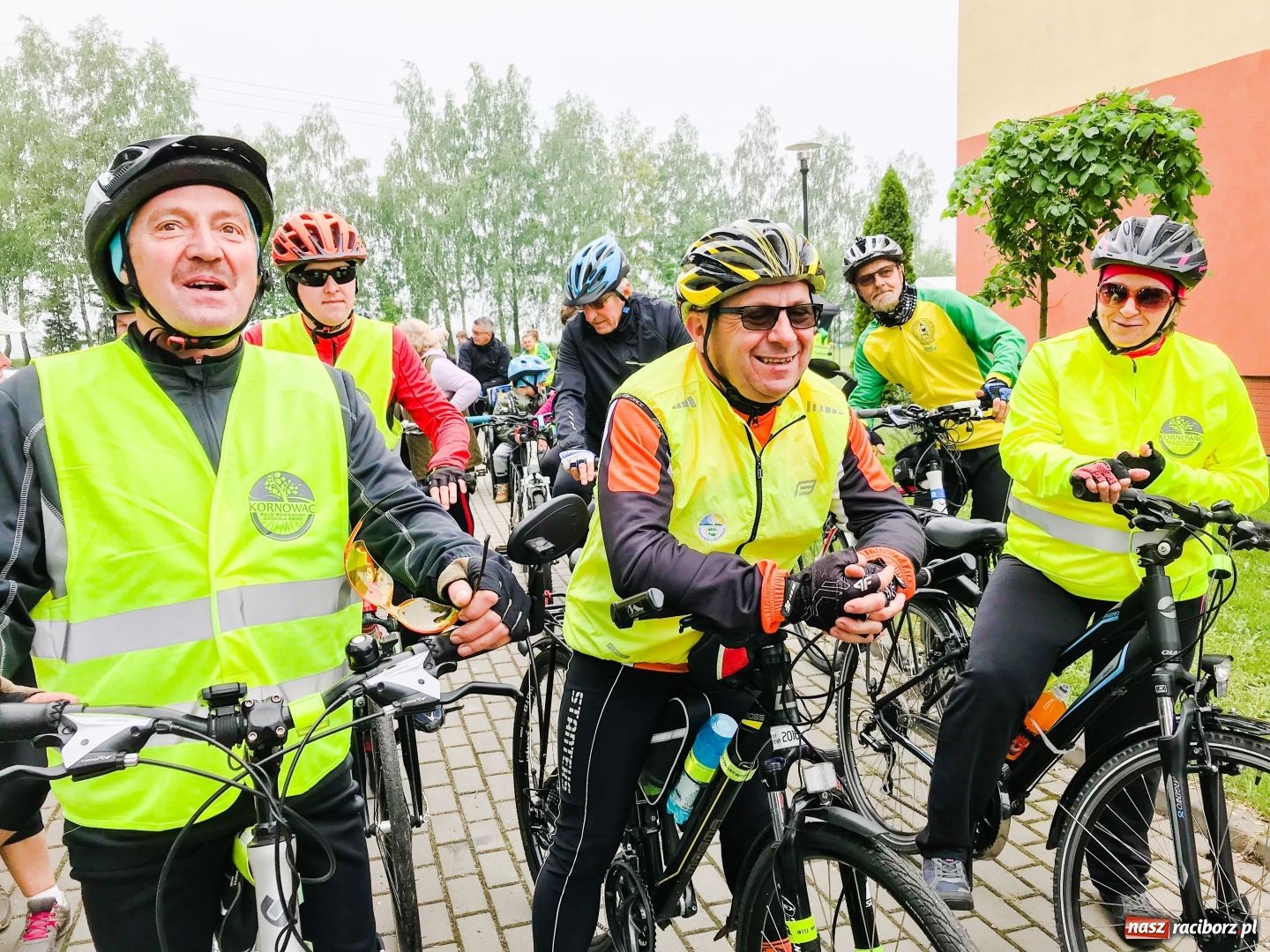 Zdjęcie w galerii na portalu naszraciborz.pl: Polacy i Czesi wspólnie wyruszyli na trasę rajdu po gminie Kornowac wiadomości z regionu