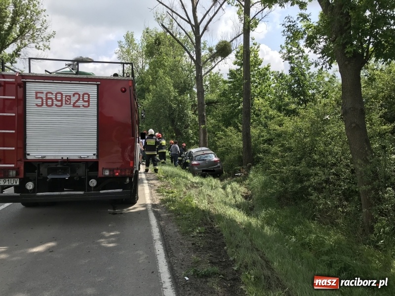 Zdjęcie w galerii na portalu naszraciborz.pl: Weselnicy wśród poszkodowanych w zderzeniu pojazdów na trasie Racibórz-Lubomia  wiadomości z regionu