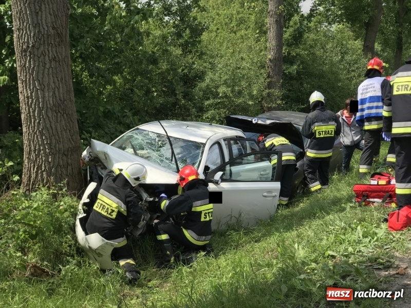 Zdjęcie w galerii na portalu naszraciborz.pl: Weselnicy wśród poszkodowanych w zderzeniu pojazdów na trasie Racibórz-Lubomia  wiadomości z regionu