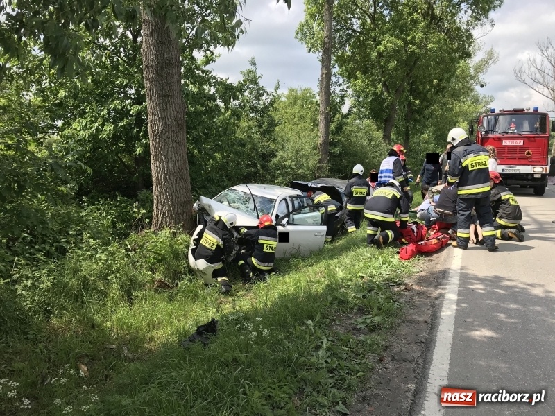 Zdjęcie w galerii na portalu naszraciborz.pl: Weselnicy wśród poszkodowanych w zderzeniu pojazdów na trasie Racibórz-Lubomia  wiadomości z regionu