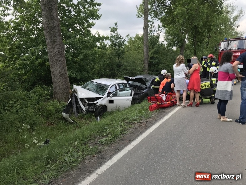 Zdjęcie w galerii na portalu naszraciborz.pl: Weselnicy wśród poszkodowanych w zderzeniu pojazdów na trasie Racibórz-Lubomia  wiadomości z regionu