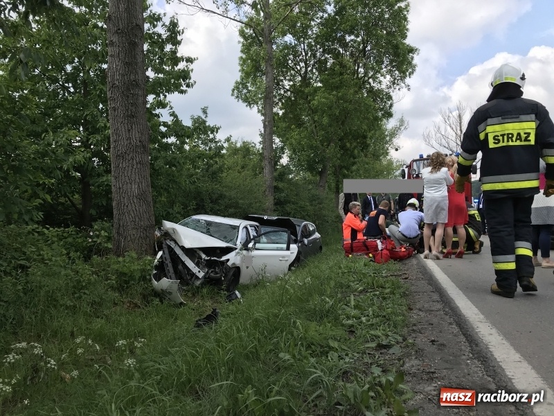 Zdjęcie w galerii na portalu naszraciborz.pl: Weselnicy wśród poszkodowanych w zderzeniu pojazdów na trasie Racibórz-Lubomia  wiadomości z regionu