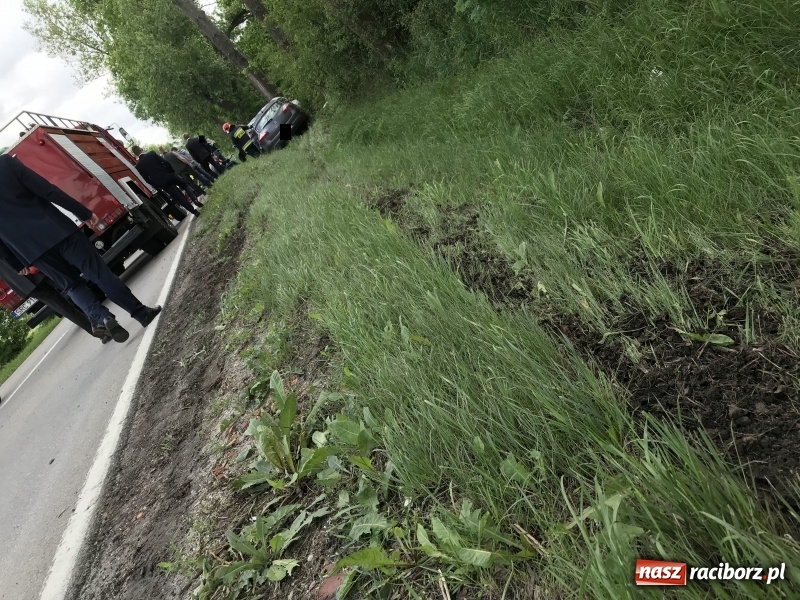 Zdjęcie w galerii na portalu naszraciborz.pl: Weselnicy wśród poszkodowanych w zderzeniu pojazdów na trasie Racibórz-Lubomia  wiadomości z regionu