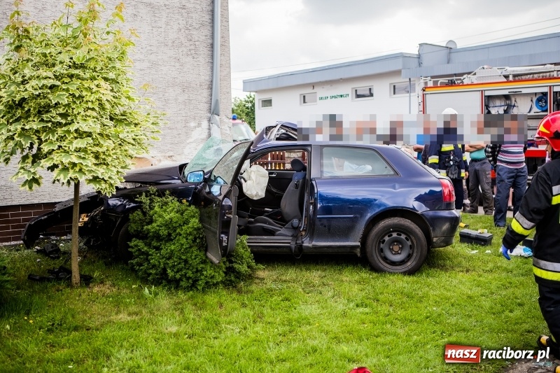 Zdjęcie w galerii na portalu naszraciborz.pl: Audi wbiło się w ścianę domu w Pawłowie  wiadomości z regionu