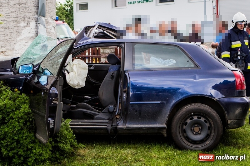 Zdjęcie w galerii na portalu naszraciborz.pl: Audi wbiło się w ścianę domu w Pawłowie  wiadomości z regionu