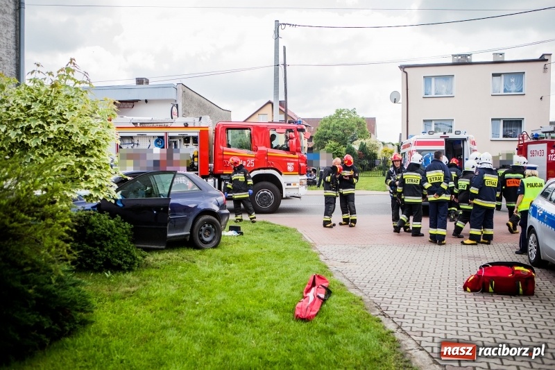 Zdjęcie w galerii na portalu naszraciborz.pl: Audi wbiło się w ścianę domu w Pawłowie  wiadomości z regionu