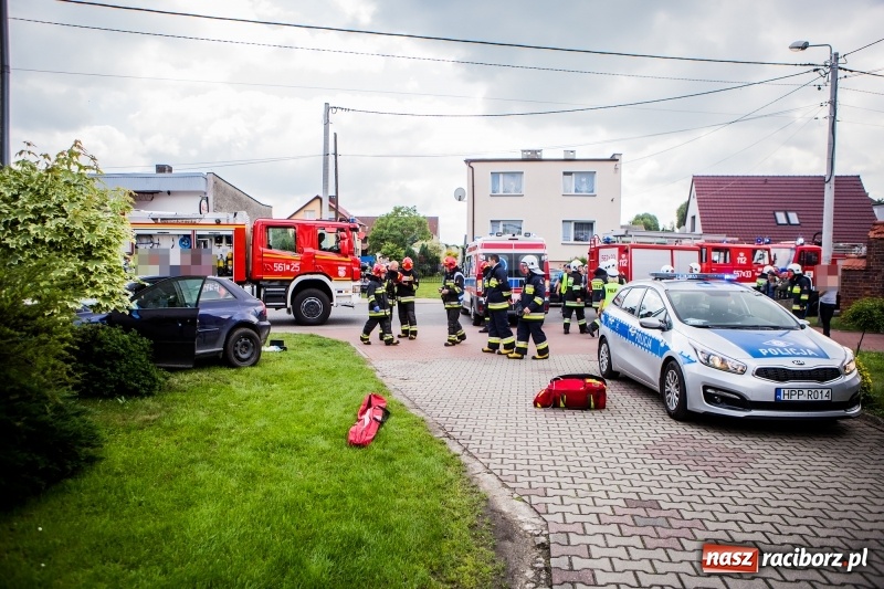 Zdjęcie w galerii na portalu naszraciborz.pl: Audi wbiło się w ścianę domu w Pawłowie  wiadomości z regionu