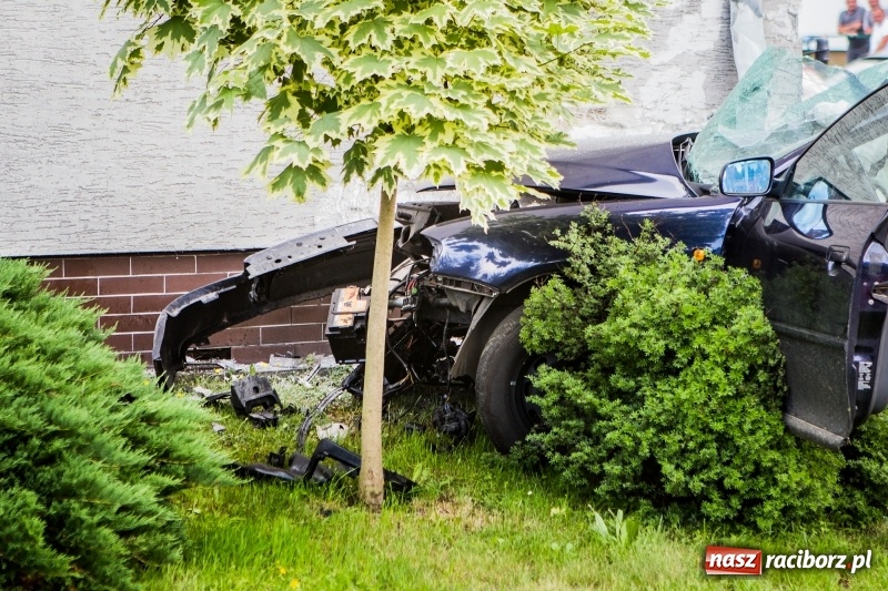 Zdjęcie w galerii na portalu naszraciborz.pl: Audi wbiło się w ścianę domu w Pawłowie  wiadomości z regionu