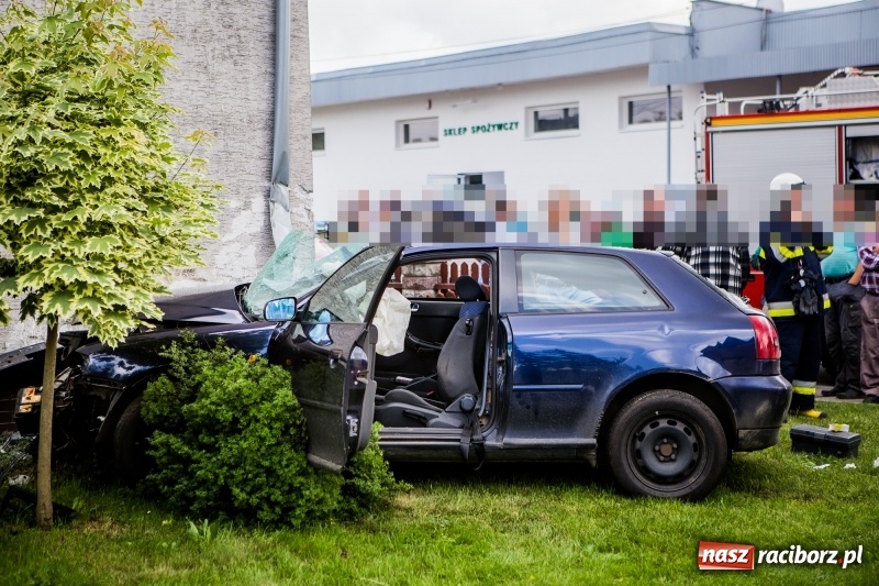 Zdjęcie w galerii na portalu naszraciborz.pl: Audi wbiło się w ścianę domu w Pawłowie  wiadomości z regionu