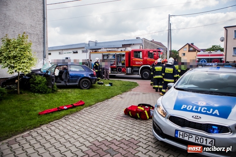 Zdjęcie w galerii na portalu naszraciborz.pl: Audi wbiło się w ścianę domu w Pawłowie  wiadomości z regionu