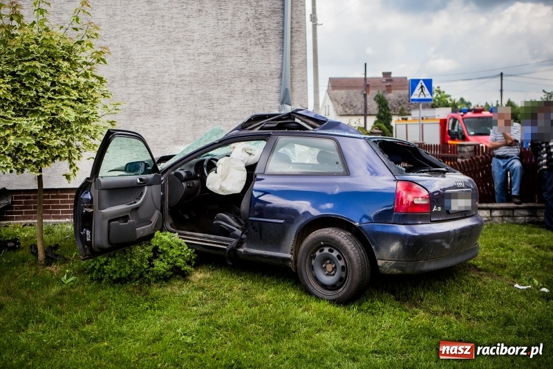 Zdjęcie w galerii na portalu naszraciborz.pl: Audi wbiło się w ścianę domu w Pawłowie  wiadomości z regionu