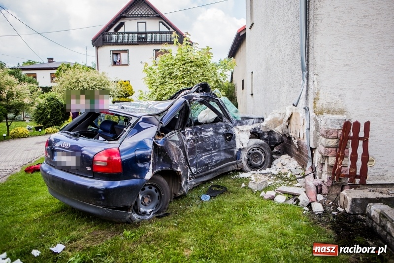 Zdjęcie w galerii na portalu naszraciborz.pl: Audi wbiło się w ścianę domu w Pawłowie  wiadomości z regionu