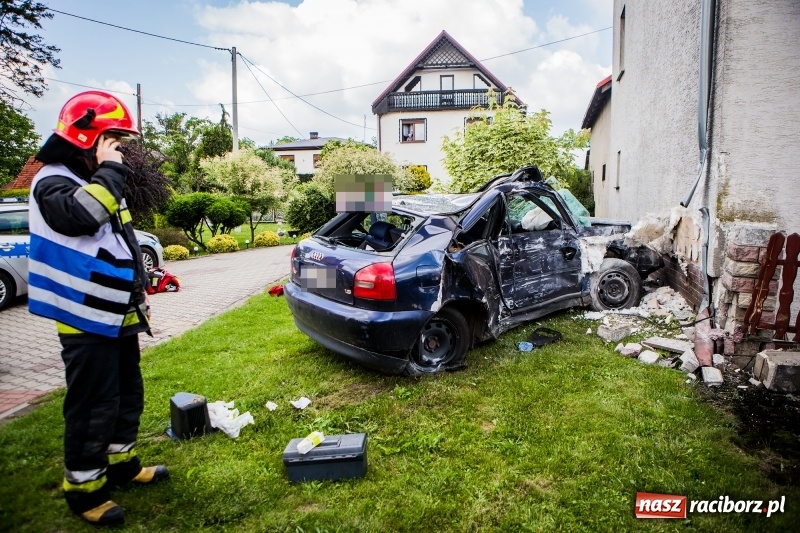 Zdjęcie w galerii na portalu naszraciborz.pl: Audi wbiło się w ścianę domu w Pawłowie  wiadomości z regionu