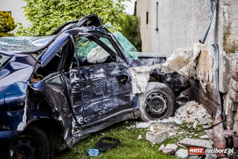 Zdjęcie w galerii na portalu naszraciborz.pl: Audi wbiło się w ścianę domu w Pawłowie  wiadomości z regionu