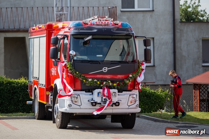 Zdjęcie w galerii na portalu naszraciborz.pl: Uroczystość 115-lecia OSP Markowice wraz z poświęceniem nowego wozu  wiadomości z regionu