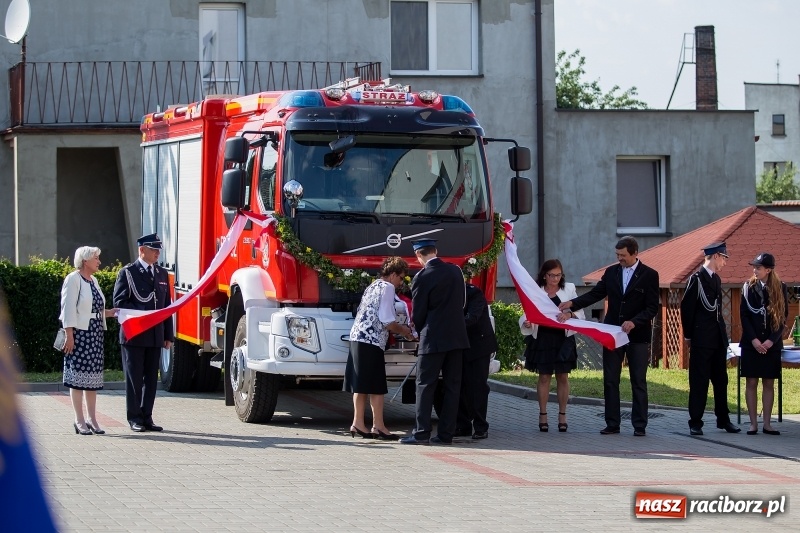 Zdjęcie w galerii na portalu naszraciborz.pl: Uroczystość 115-lecia OSP Markowice wraz z poświęceniem nowego wozu  wiadomości z regionu