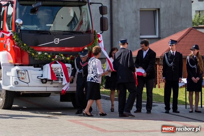Zdjęcie w galerii na portalu naszraciborz.pl: Uroczystość 115-lecia OSP Markowice wraz z poświęceniem nowego wozu  wiadomości z regionu