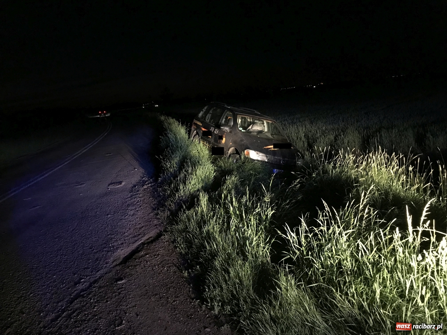 Zdjęcie w galerii na portalu naszraciborz.pl: Kierowca z Ukrainy wypadł z drogi w Łęgu  wiadomości z regionu