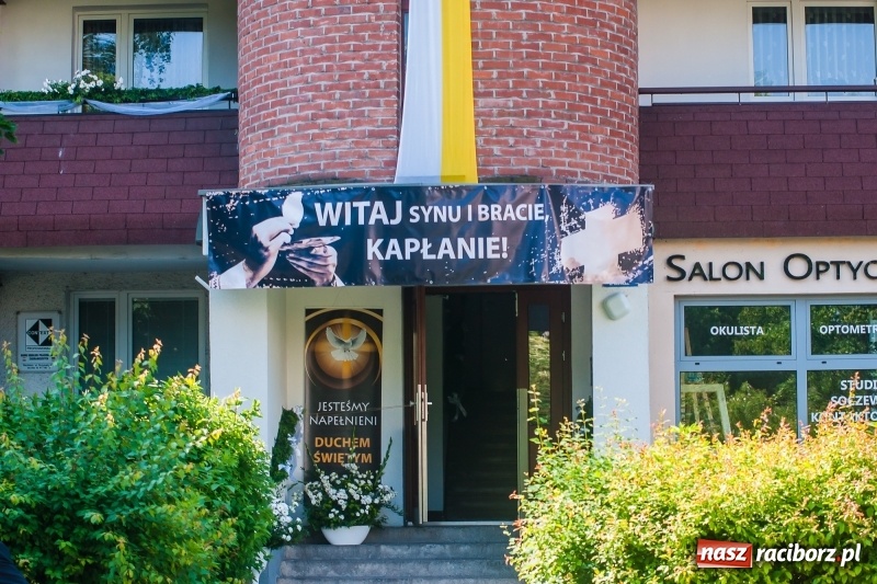 Zdjęcie w galerii na portalu naszraciborz.pl: Dzwony świątyni farnej znów zabrzmiały na powitanie nowego kapłana. Prymicje ks. Łukasza Klęczara wiadomości z regionu