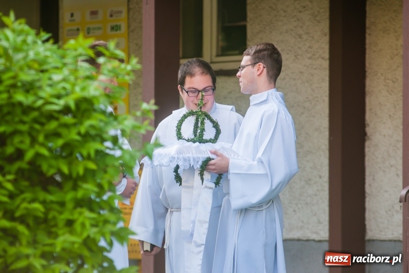 Zdjęcie w galerii na portalu naszraciborz.pl: Dzwony świątyni farnej znów zabrzmiały na powitanie nowego kapłana. Prymicje ks. Łukasza Klęczara wiadomości z regionu