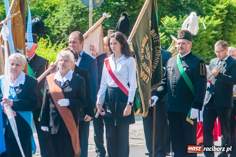 Zdjęcie w galerii na portalu naszraciborz.pl: Dzwony świątyni farnej znów zabrzmiały na powitanie nowego kapłana. Prymicje ks. Łukasza Klęczara wiadomości z regionu