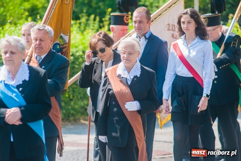 Zdjęcie w galerii na portalu naszraciborz.pl: Dzwony świątyni farnej znów zabrzmiały na powitanie nowego kapłana. Prymicje ks. Łukasza Klęczara wiadomości z regionu