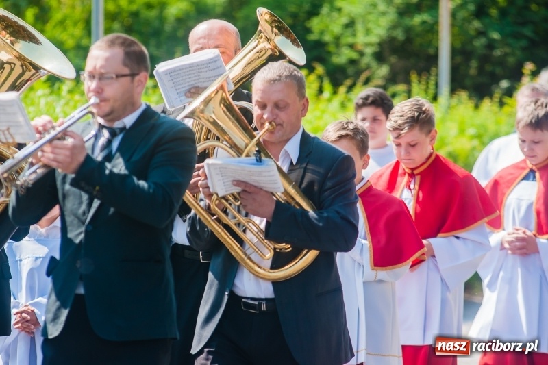Zdjęcie w galerii na portalu naszraciborz.pl: Dzwony świątyni farnej znów zabrzmiały na powitanie nowego kapłana. Prymicje ks. Łukasza Klęczara wiadomości z regionu