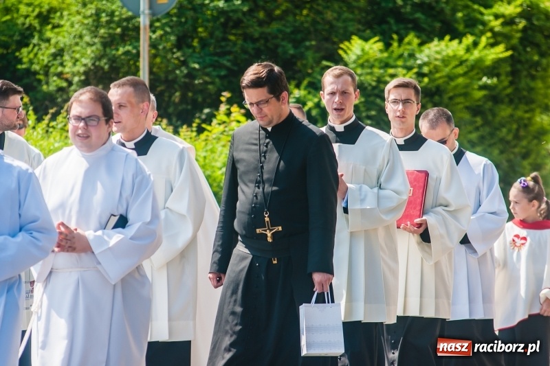 Zdjęcie w galerii na portalu naszraciborz.pl: Dzwony świątyni farnej znów zabrzmiały na powitanie nowego kapłana. Prymicje ks. Łukasza Klęczara wiadomości z regionu