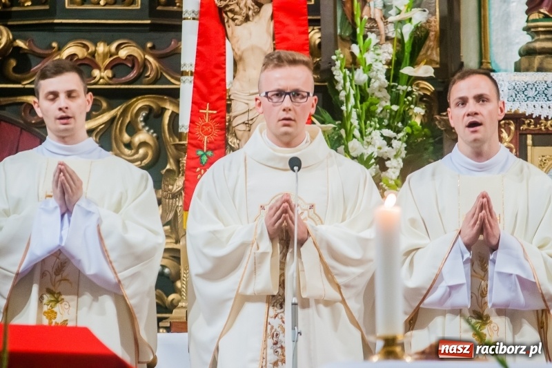 Zdjęcie w galerii na portalu naszraciborz.pl: Dzwony świątyni farnej znów zabrzmiały na powitanie nowego kapłana. Prymicje ks. Łukasza Klęczara wiadomości z regionu