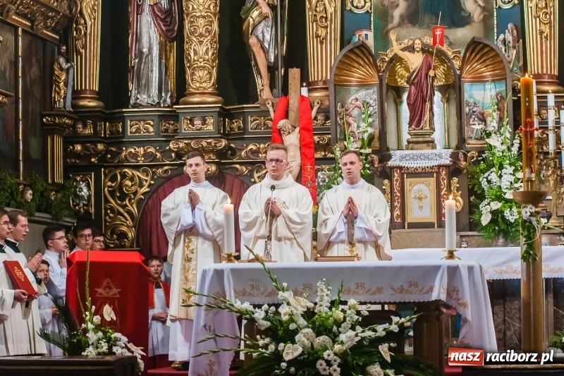 Zdjęcie w galerii na portalu naszraciborz.pl: Dzwony świątyni farnej znów zabrzmiały na powitanie nowego kapłana. Prymicje ks. Łukasza Klęczara wiadomości z regionu