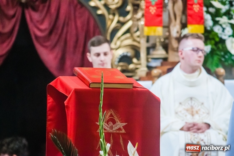 Zdjęcie w galerii na portalu naszraciborz.pl: Dzwony świątyni farnej znów zabrzmiały na powitanie nowego kapłana. Prymicje ks. Łukasza Klęczara wiadomości z regionu