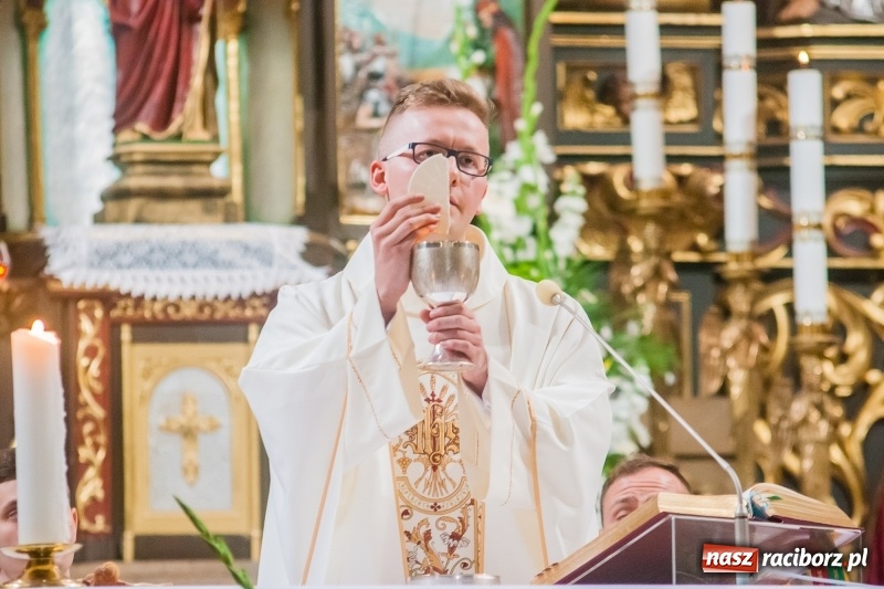 Zdjęcie w galerii na portalu naszraciborz.pl: Dzwony świątyni farnej znów zabrzmiały na powitanie nowego kapłana. Prymicje ks. Łukasza Klęczara wiadomości z regionu